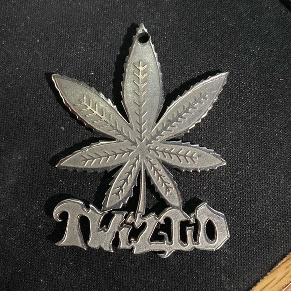 RARE TWIZTID Leaf Charm - Picture 1 of 3